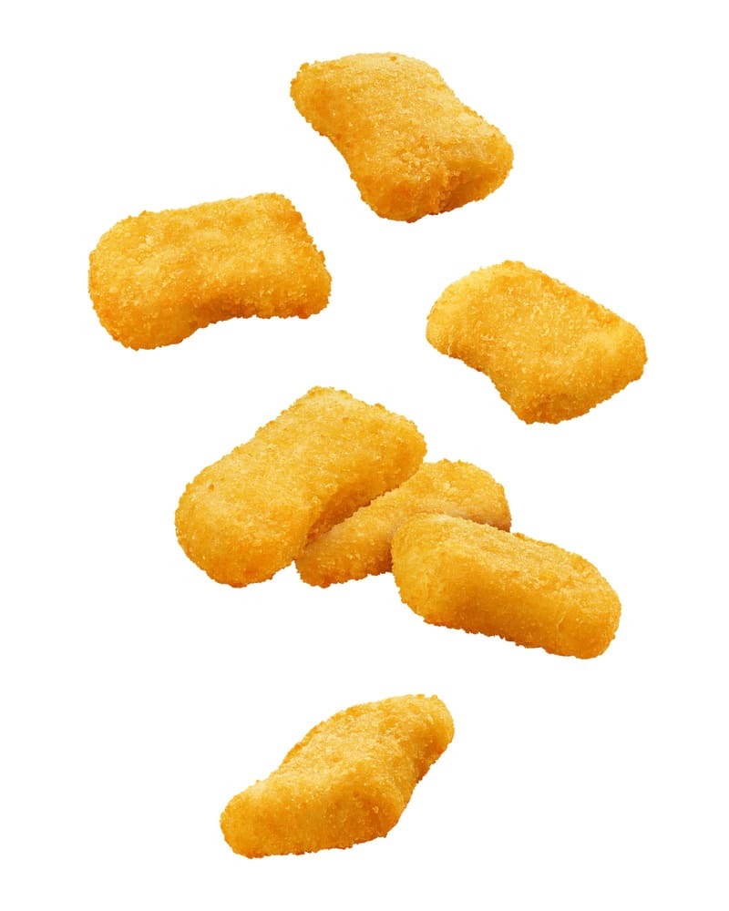 Cubes de poulet panés dorés, snack croustillant et salé. Parfait pour apéritif ou collation, ils offrent une texture croquante et un goût savoureux. Idéal pour partager lors de vos repas ou fêtes.